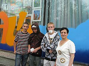 На витражных окнах детской библиотеки в Ухте появились графитти