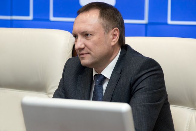 Генеральным директором ООО «Газпром трансгаз Ухта» избран Андрей Баранов.  Андрей Баранов родился в 1973 году. Окончил Ставропольский политехнический институт и Северо-Кавказский государственный технический университет.  В структуре «Газпрома» работает около 27 лет.  В 1996-2012 годах – инженер, ведущий инженер, главный инженер Изобильненского ЛПУМГ ООО «Газпром трансгаз Ставрополь».  В 2012-2016 годах – заместитель генерального директора по производству ООО «Газпром трансгаз Ставрополь».  В 2016-2023 годах – главный инженер – первый заместитель генерального директора ООО «Газпром трансгаз Ставрополь».  Александр Гайворонский, ранее занимавший должность генерального директора ООО «Газпром трансгаз Ухта», избран генеральным директором ООО «Газпром ТЕХ».    Справка  ООО «Газпром трансгаз Ухта» – 100-процентное дочернее общество ПАО «Газпром». Осуществляет транспортировку газа по территории девяти субъектов Российской Федерации: Ямало-Ненецкого автономного округа, Республики Коми, Архангельской, Вологодской, Ярославской, Костромской, Тверской, Владимирской, Ивановской областей.  «Газпром трансгаз Ухта» эксплуатирует более 17 тыс. км газопроводов. 