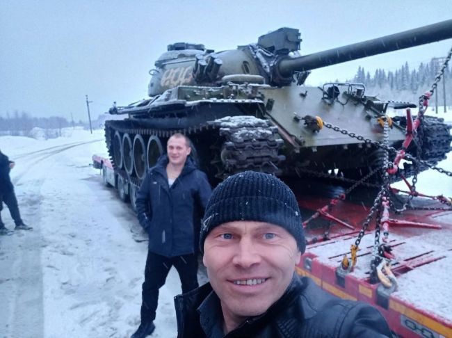Жители Кoми заметили на трассе в сторону Ухты танк, который везут на трале. Фотофакт