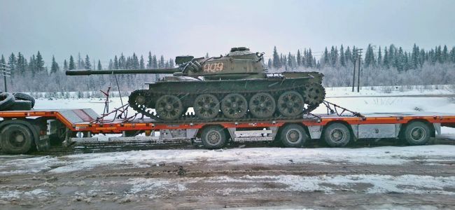 Жители Коми заметили на трассе в сторону Ухты танк, который везут на трале. Фотофакт